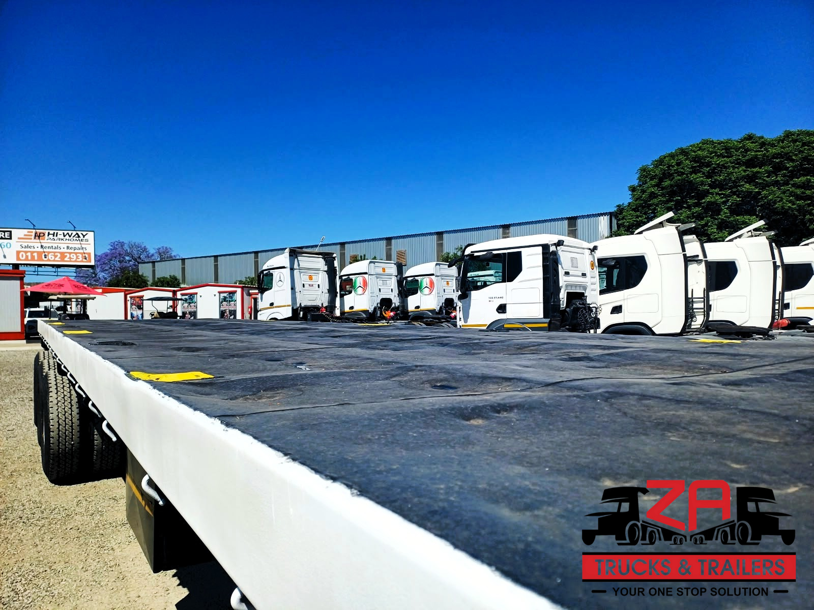 2013 PARAMOUNT TRI AXLE FLAT DECK TRAILER #53332